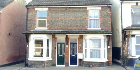 Отель Victoria Road, comfortable 3 bedroom houses with fast Wi-Fi  Ситтингбоерн